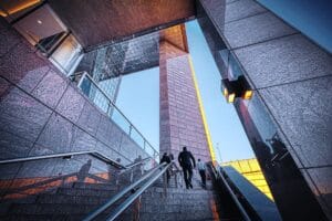 Ungarische Flagge und Geschäftsunterlagen für die Firmengründung auf einem Schreibtisch in Budapest