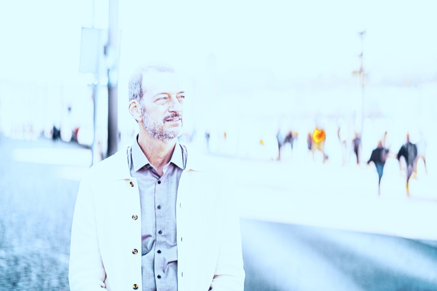 Norbert Peter in hellem Businessoutfit – Experte für internationale Firmenstrukturen und Unternehmensgründung