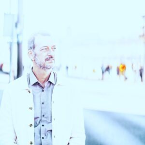 Norbert Peter in hellem Businessoutfit – Experte für internationale Firmenstrukturen und Unternehmensgründung
