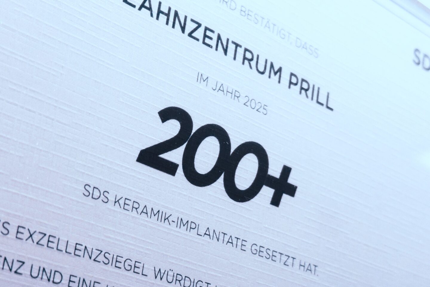 Urkunde 2000+ SDS Keramik-Implantate vom Zahnzentrum Prill – Qualitätssiegel für Zahnarzt Hannover